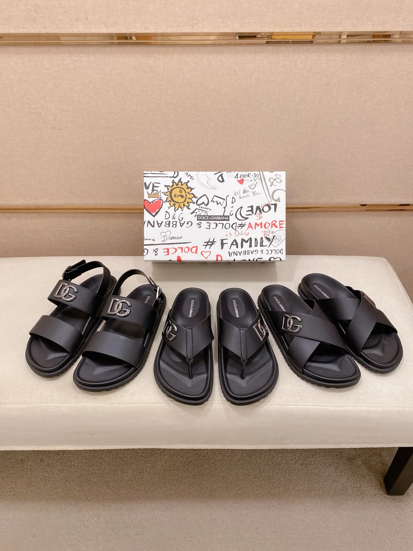Factory price: 300💰 DG men's sandals and slippers. Showcase high-end style design. The DG strap is embellished with an aluminum DG buckle to enhance the style. Paired with a comfortable tonal notch sole, they pair easily with shorts or jeans for a sophisticated look. Main body: cow leather, technical fabric lining: cow leather, with adjustable straps, aluminum DG buckle, EVA insole, tonal notch rubber outsole splicing structure 👌 Size: 38-44 Customized 45